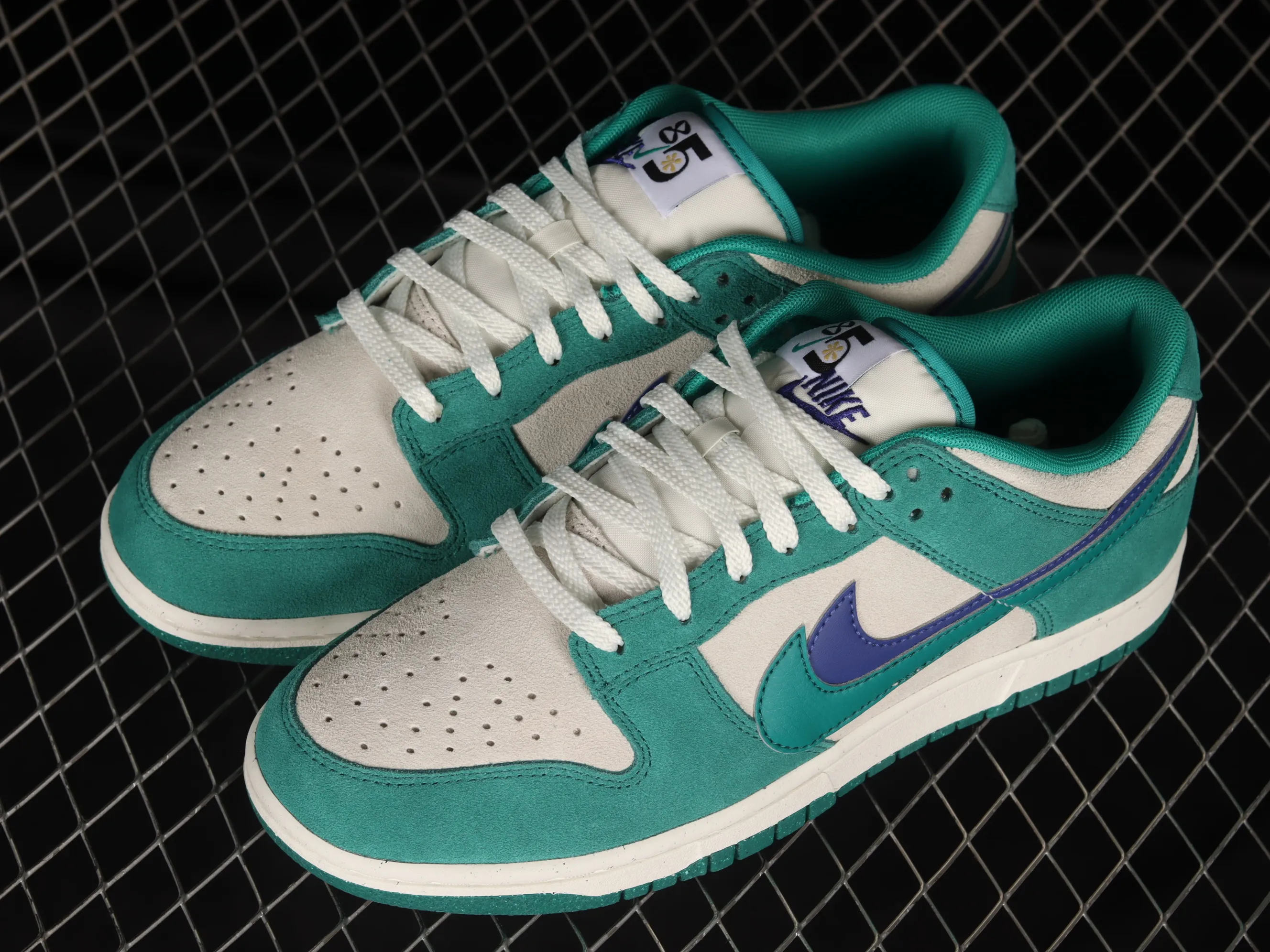 All Categories Nk SB Dunk Series Nk SB Dunk Low Low-top sneakers Foreign trade version Nk SB Dunk Low "85" Gray-green double hook SB low-top sports and leisure sneakers DO9457-101